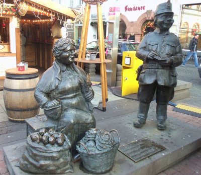 STATUES IN THE MUNZPLATZ