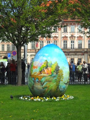 EASTER EGG IN OLD TOWN SQUARE . 1