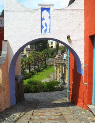 ARCHWAY TO PIAZZA