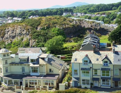 CRICCIETH'S  CENTRAL ROCK