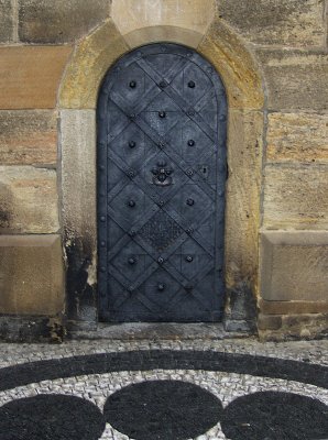 DOORWAY UNDER THE ASTRONOMICAL CLOCK