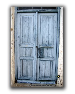 Porte bleu pâle logo copy.jpg