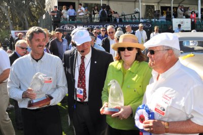 Harry Yeaggy, concours chairman/founder Bill Warner, with Helen and Jack Nethercutt; Wayne Carini visible behind Yeaggy (ST, CR)
