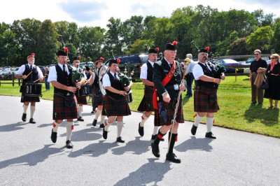Scottish Bagpipe Band opens parade of cars (0340)