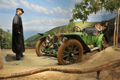 1911 American Underslung Model 50 Traveler in lifesize diorama at Petersen Automotive Museum in L.A. (4604)