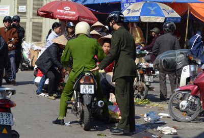 Police crackdown on the illegal street vendors (Hanoi, Vietnam)