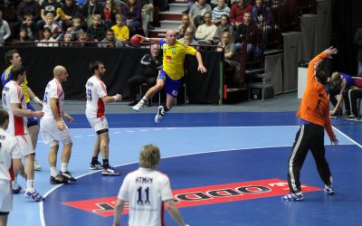 Handboll Sverige-Ryssland i Malmö Arena. Henrik Lundström i friläge
