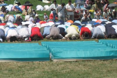 muslims praying at noon