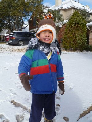 在雪地裡散步