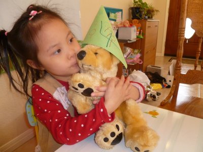歡歡把班寵物熊 Cuddles 帶回家