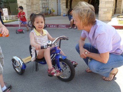 小朋友帶腳踏車和滑輪板到學校騎