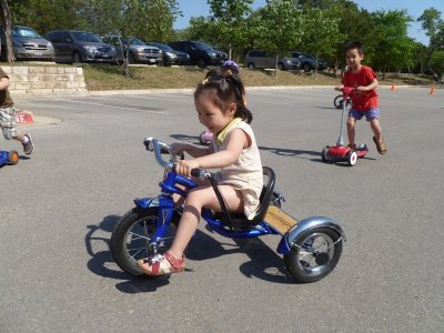 小朋友帶腳踏車和滑輪板到學校騎