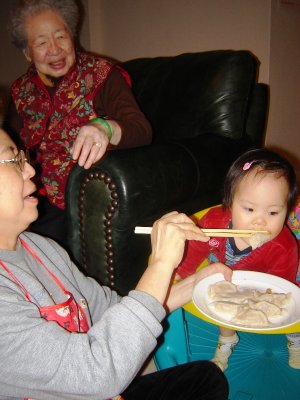 外婆餵歡歡吃太婆包的水餃