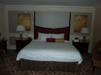 6 - King Size Bed.JPG