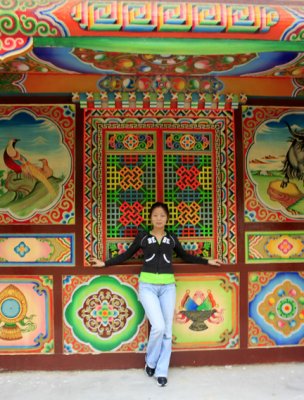me in front of tibetan house.jpg