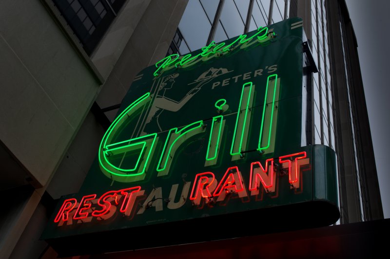 Peters Grill Neon