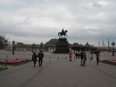 Le Theaterplatz et la statue du roi Jean