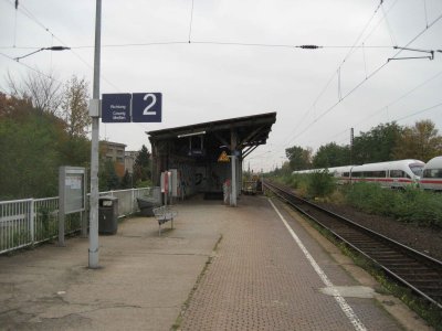 Contraste entre la gare dlabre d'Altpieschen et la rame de l'ICE