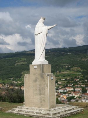 La vierge veillant sur la ville de St-Pray