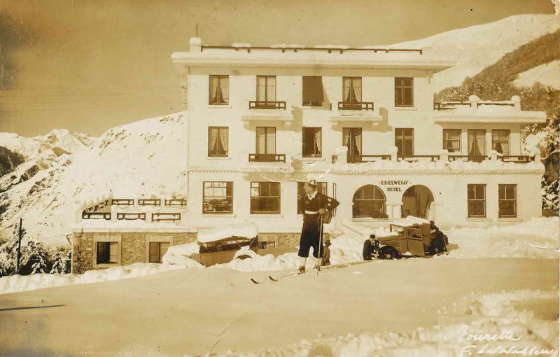 Robert de Villeneuve  Gourette, devant lhtel Edelweiss