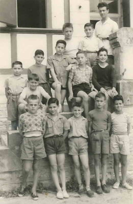 Equipe de jm (rangée du haut, second à p. de la gche), à la colonie Mouriscot