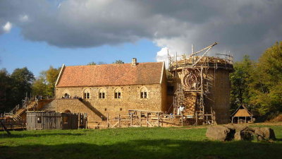 Logis seigneurial et tour matresse en construction