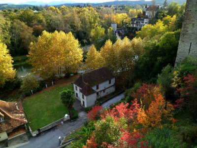 Sauveterre : automne au pied des remparts