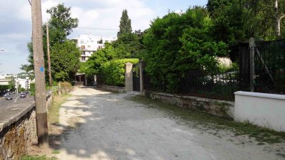 L'impasse qui mne  l'ancienne demeure de Cline