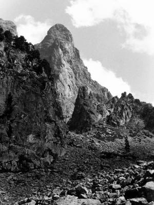 La Pointe Roger-Mailly, devant le versant NW du Petit Pic dOssau