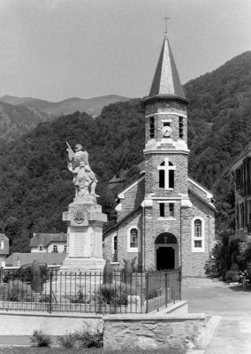  Monument aux morts et église de Ferrieres par Foca Sport SC