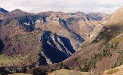 Goust (à gauche) et son écrin de montagnes
