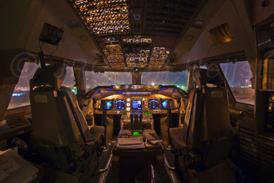 747-400 flightdeck at night