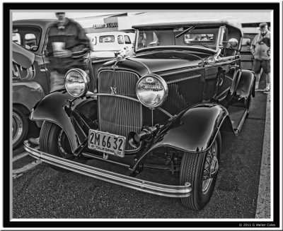 Ford 1932 Black Convertible DD HDR (3) BW.jpg