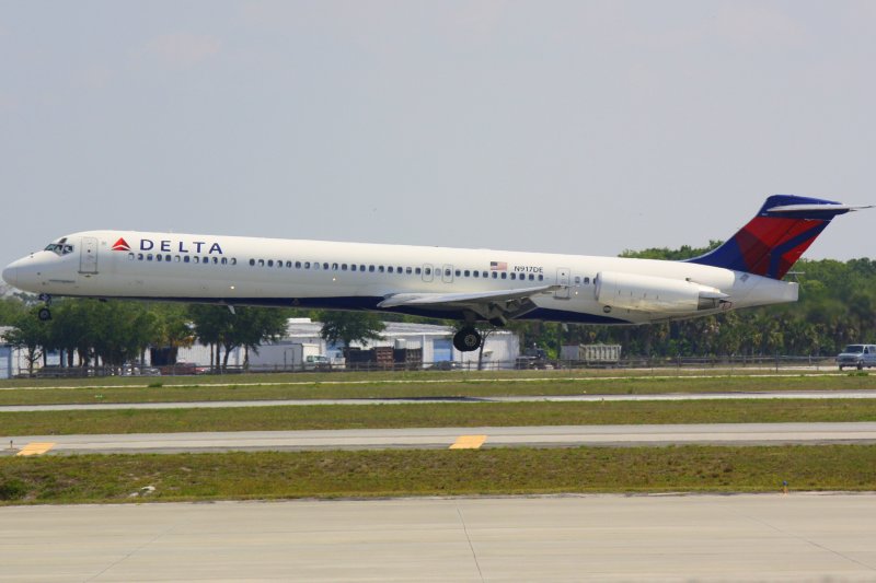 McDonnell Douglas MD-88 (N917DE)