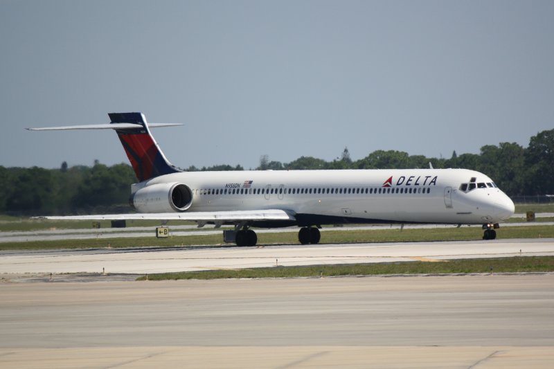 McDonnell Douglas MD-90 (N958DN)