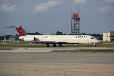 McDonnell Douglas MD-88 (N915DL)