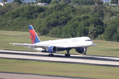 Boeing 757-200 (N639DL)