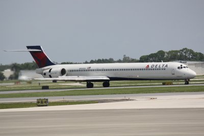 McDonnell Douglas MD-90 (N904DA)