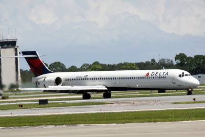 McDonnell Douglas MD-90 (N903DA)