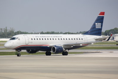 Embraer 175 (N106HQ)