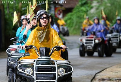 Koreans on a roll despite rainy weather.jpg