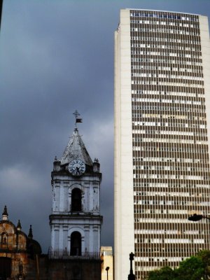 Edificio Aviance and Iglesia San Fransisco.jpg
