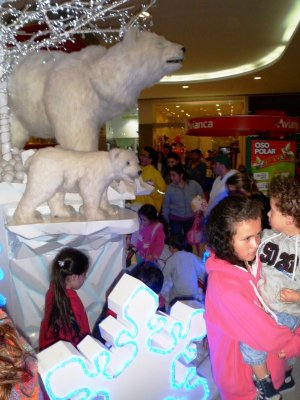 Kids Playing in Gran Estacion.jpg