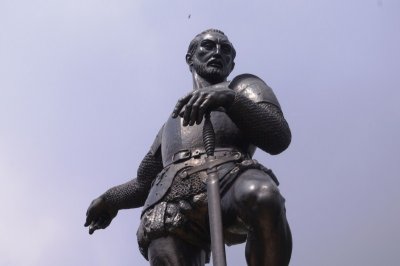 Estatua de Sebastian Belalc zar.jpg