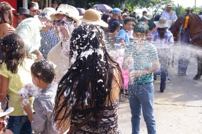 Foam Spray Fight - Feria de Cali (5).jpg