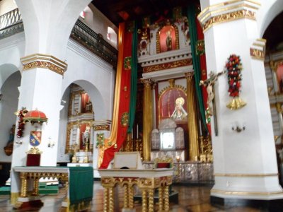 Catedral San Nicolas Inside.jpg