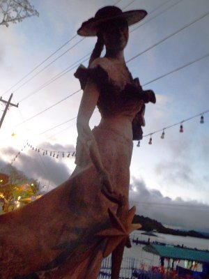 Statue on Malecn - Guatape (2).jpg