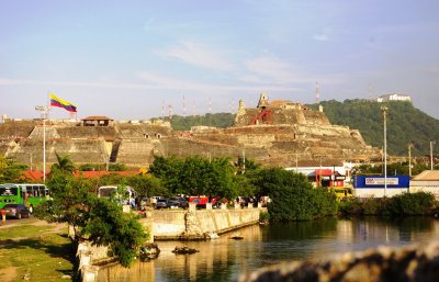 Castillo San Felipe de Barajas and Popa Hill.jpg