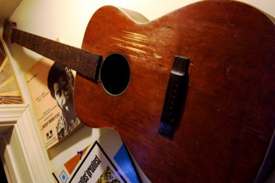 Old Acoustic Guitar - Bluestown Music - Clarksdale.jpg