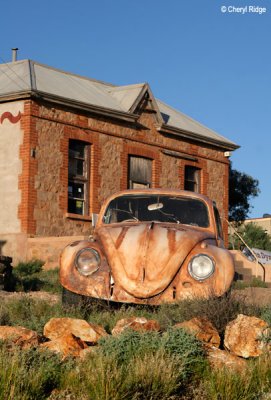 7626b- Painted VW bug outside Peter Browne gallery, Silverton